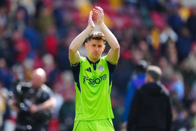 Tom Cairney of Fulham applauds the fans at full time Brentford v Fulham, Premier League, Football, Gtech Community Stadium, London, UK - 18 Apr 2026London Gtech Community Stadium United Kingdom EDITORIAL USE ONLY No use with unauthorised audio, video, data, fixture lists, club league logos or live services. Online in-match use limited to 120 images, no video emulation. No use in betting, games or single club league player publications.  Copyright: xJavierxGarcia Shutterstockx 16832102bi