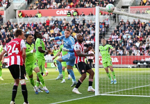 London, England, 18th April 2026. Igor Thiago of Brentford and Bernd Leno of Fulham look on as the ball goes past the post during the Brentford vs Fulham Premier League match at Gtech Community Stadium, London. Picture credit should read: David Klein Sportimage EDITORIAL USE ONLY. No use with unauthorised audio, video, data, fixture lists, club league logos or live services. Online in-match use limited to 120 images, no video emulation. No use in betting, games or single club league player publications. SPI_DK_030_Brentford_Fulham SPI-4698-0030