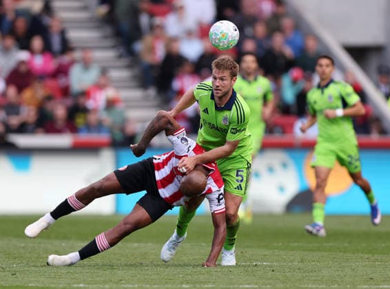 Sport Bilder des Tages London, England, 18th April 2026. Igor Thiago of Brentford with Joachim Andersen of Fulham during the Brentford vs Fulham Premier League match at Gtech Community Stadium, London. Picture credit should read: David Klein Sportimage EDITORIAL USE ONLY. No use with unauthorised audio, video, data, fixture lists, club league logos or live services. Online in-match use limited to 120 images, no video emulation. No use in betting, games or single club league player publications. SPI_DK_032_Brentford_Fulham SPI-4698-0032