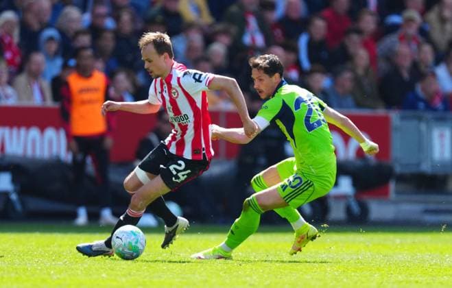 Sasa Lukic of Fulham battles with Mikkel Damsgaard of Brentford Brentford v Fulham, Premier League, Football, Gtech Community Stadium, London, UK - 18 Apr 2026London Gtech Community Stadium United Kingdom EDITORIAL USE ONLY No use with unauthorised audio, video, data, fixture lists, club league logos or live services. Online in-match use limited to 120 images, no video emulation. No use in betting, games or single club league player publications.  Copyright: xJavierxGarcia Shutterstockx 16832102bo