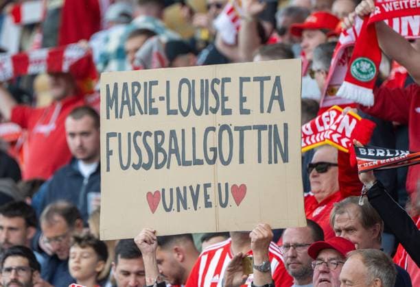Soccer, Men, Season 2025 2026, 1 Bundesliga 30 Matchday , 1 FC Union Berlin VfL Wolfsburg, Fans of 1 FC Union celebrate coach Marie Louise Eta 1 FC Union Berlin , 18 04 2026, Copyright: xMatthiasxKochx