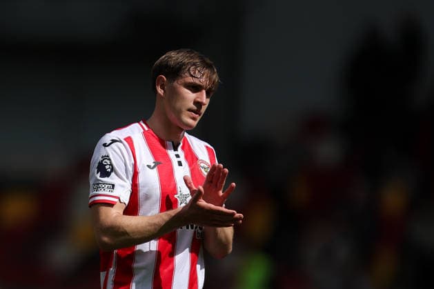 18th April 2026; Gtech Community Stadium, Brentford, London, England; Premier League Football, Brentford versus Fulham; Yehor Yarmolyuk of Brentford thanking the fans after the match HenningxvonxJagow