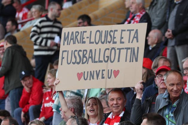 18 04 2026, xtgx, Soccer 1 Bundesliga, 1 FC Union Berlin VfL Wolfsburg emspor, v l banner banner football goddess Marie Louise Eta Union Berlin, coach DFL DFB REGULATIONS PROHIBIT ANY USE OF PHOTOGRAPHS as IMAGE SEQUENCES and or QUASI VIDEO Berlin