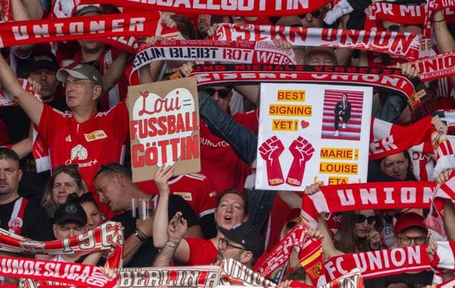 Soccer, Men, Season 2025 2026, 1 Bundesliga 30 Matchday , 1 FC Union Berlin VfL Wolfsburg, Fans of 1 FC Union celebrate coach Marie Louise Eta 1 FC Union Berlin , 18 04 2026, Copyright: xMatthiasxKochx