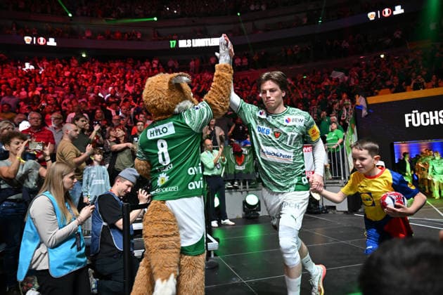 GER, Lanxess Arena Koeln, HBL, LIDL FINAL4, Men, 1 Semifinal TVB Lemgo Lippe vs Fuechse Berlin 18 04 2026, Lanxess Arena , Koeln , GER, Lanxess Arena Koeln, HBL, LIDL FINAL4, Men, 1 Semifinal TVB Lemgo Lippe vs Fuechse Berlin, in the picture run-in Fuechse Nils Lichtlein Fuechse Berlin 17 , nordphotoxGmbHx xMeuter nph00351