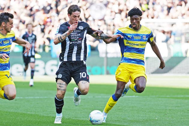 Udinese™s Nicolo Zaniolo fights for the ball with Parma s Abdoulaye Ndiaye during the Serie A soccer match between Udinese and Parma at the Bluenergy Stadium in Udine, north east Italy - Saturday, April 18,2026 - soccer  Copyright: xAndreaxBressanutti LaPressex