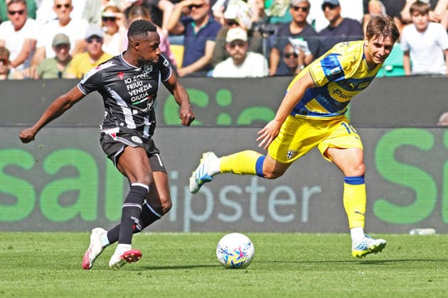Udinese™s Hassane Kamara fights for the ball with Parma™s Adrian Bernabe during the Serie A soccer match between Udinese and Parma at the Bluenergy Stadium in Udine, north east Italy - Saturday, April 18,2026 - soccer  Copyright: xAndreaxBressanutti LaPressex