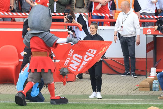 DEU, DFL, 1 FBL, 1 FC Union vs VfL Wolfsburg, 18 04 2026, Stadion Alte Foersterei, Berlin, DEU, DFL, 1 FBL, 1 FC Union vs VfL Wolfsburg, im Bild Cheftrainer Marie Louise Eta 1 FC Union Berlin , 1 FC Union Maskotchen Hammer DFL regulations prohibit any use of Photographs as image sequences and or quasi video nordphotoxGmbHx xEngler nph00076