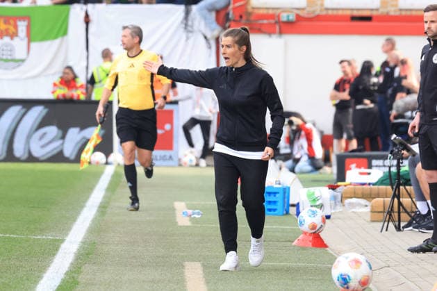 DEU, DFL, 1 FBL, 1 FC Union vs VfL Wolfsburg, 18 04 2026, Stadion Alte Foersterei, Berlin, DEU, DFL, 1 FBL, 1 FC Union vs VfL Wolfsburg, im Bild Cheftrainer Marie Louise Eta 1 FC Union Berlin DFL regulations prohibit any use of Photographs as image sequences and or quasi video nordphotoxGmbHx xEngler nph00076