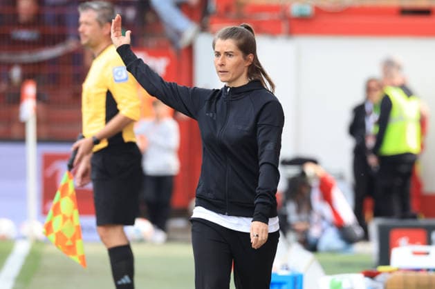 DEU, DFL, 1 FBL, 1 FC Union vs VfL Wolfsburg, 18 04 2026, Stadion Alte Foersterei, Berlin, DEU, DFL, 1 FBL, 1 FC Union vs VfL Wolfsburg, im Bild Cheftrainer Marie Louise Eta 1 FC Union Berlin DFL regulations prohibit any use of Photographs as image sequences and or quasi video nordphotoxGmbHx xEngler nph00076
