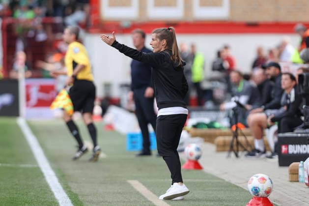 18 04 2026, xtgx, Fussball 1 Bundesliga, 1 FC Union Berlin VfL Wolfsburg emspor, v l Marie Louise Eta Union Berlin, Trainerin gibt Anweisungen, gestikuliert mit den Armen, gesticulate, gives instructions DFL DFB REGULATIONS PROHIBIT ANY USE OF PHOTOGRAPHS as IMAGE SEQUENCES and or QUASI VIDEO Berlin
