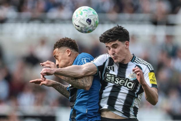 Sport Bilder des Tages Premier League: Newcastle Untied v Bournemouth Marcus Tavernier of Bournemouth and Tino Livramento of Newcastle Untied battle for the ball during the Premier League match Newcastle Untied vs Bournemouth at St. James s Park, Newcastle, United Kingdom on 18 April 2026 (Photo by Mark Cosgrove News Images) Newcastle St. James s Park Tyne and Wear United Kingdom Copyright: xMarkxCosgrove NewsxImagesx