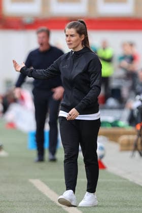 18 04 2026, xtgx, Fussball 1 Bundesliga, 1 FC Union Berlin VfL Wolfsburg emspor, v l Marie Louise Eta Union Berlin, Trainerin gibt Anweisungen, gestikuliert mit den Armen, gesticulate, gives instructions DFL DFB REGULATIONS PROHIBIT ANY USE OF PHOTOGRAPHS as IMAGE SEQUENCES and or QUASI VIDEO Berlin