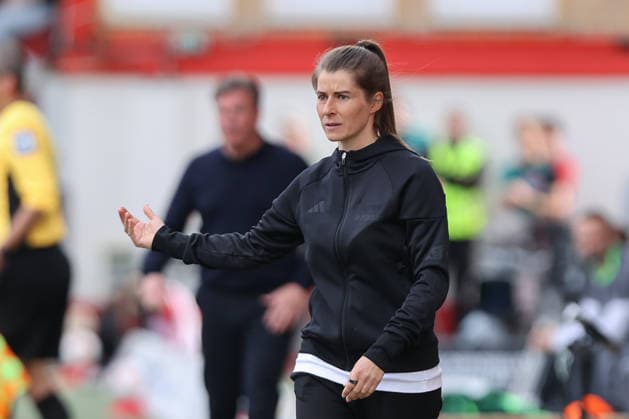 18 04 2026, xtgx, Fussball 1 Bundesliga, 1 FC Union Berlin VfL Wolfsburg emspor, v l Marie Louise Eta Union Berlin, Trainerin gibt Anweisungen, gestikuliert mit den Armen, gesticulate, gives instructions DFL DFB REGULATIONS PROHIBIT ANY USE OF PHOTOGRAPHS as IMAGE SEQUENCES and or QUASI VIDEO Berlin