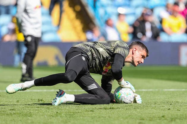 Leeds United v Wolverhampton Wanderers, Premier League Leeds United Goalkeeper Karl Darlow in the pregame warmup session during the Leeds United v Wolverhampton Wanderers Premier League match at Elland Road, Leeds, England on 18 April 2026 Credit: Richard Bierton Every Second Media Editorial use only. All images are copyright Every Second Media Limited. No images may be reproduced without prior permission. All rights reserved. Premier League and Football League images are subject to licensing agreements with Football DataCo Limited. see https: www.football-dataco.com Copyright: xIMAGO EveryxSecondxMediax ESM-1915-0041 RichardxBiertonx xEveryxSecondxMediax