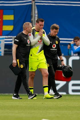 Sport Bilder des Tages v.l.n.r.: Niklas Süle muss verletzt, verletzung, injury vom Feld, im Bundesliga-Spiel zwischen der TSG 1899 Hoffenheim und Borussia Dortmund in der PreZero Arena, Sinsheim, Deutschland, am 18. April 2026. in action during the Bundesliga match between TSG 1899 Hoffenheim and Borussia Dortmund at the PreZero Arena, Sinsheim, Germany, on April 18, 2026. DFL REGULATIONS PROHIBIT ANY USE OF PHOTOGRAPHS AS IMAGE SEQUENCES AND OR QUASI-VIDEO. *** f l n r Niklas Süle has to leave the field injured, injury, injury, in the Bundesliga match between TSG 1899 Hoffenheim and Borussia Dortmund at the PreZero Arena, Sinsheim, Germany, on April 18, 2026 in action during the Bundesliga match between TSG 1899 Hoffenheim and Borussia Dortmund at the PreZero Arena, Sinsheim, Germany, on April 18, 2026 DFL REGULATIONS PROHIBIT ANY USE OF PHOTOGRAPHS AS IMAGE SEQUENCES AND OR QUASI VIDEO Copyright: HMBxMedia xHeikoxBecker