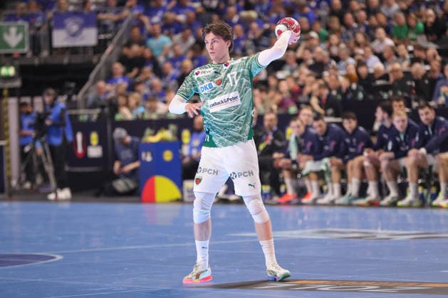 18 04 2026 ,xgox, Handball DHB Pokal 1 2 Final TBV Lemgo Lippe Füchse Berlin emspor, v l Nils Lichtlein Berlin, 17 am Ball, plays the ball Koeln