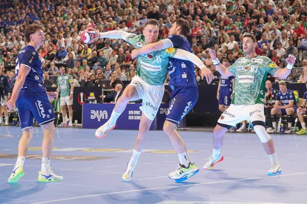 18 04 2026 ,xgox, Handball DHB Pokal 1 2 Final TBV Lemgo Lippe Füchse Berlin emspor, v l Lasse Andersson Berlin, 11 throws goal, Torschuetze, erzielt Tor, Treffer, scores the goal Koeln