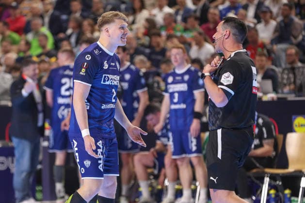 18 04 2026 ,xgox, Handball DHB Pokal 1 2 Final TBV Lemgo Lippe Füchse Berlin emspor, v l Lukas Hutecek Lemgo, 2 discussed with referee, referee, referee Koeln