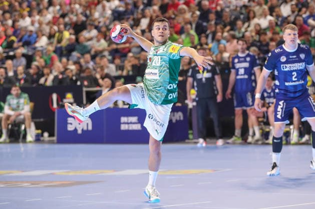 18 04 2026 ,xgox, Handball DHB Pokal 1 2 Final TBV Lemgo Lippe Füchse Berlin emspor, v l Tim Freihoefer Berlin, 20 at Siebenmeter Koeln