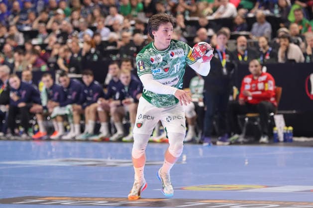 18 04 2026 ,xgox, Handball DHB Pokal 1 2 Final TBV Lemgo Lippe Füchse Berlin emspor, v l Nils Lichtlein Berlin, 17 am Ball, plays the ball Koeln