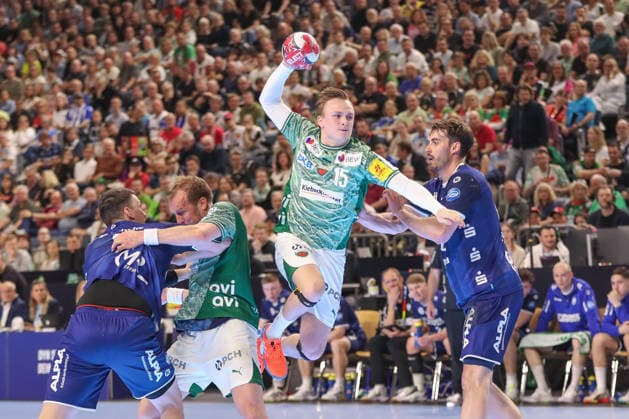 Sport Bilder des Tages 18.04.2026 ,xgox, Handball - DHB Pokal 1 2 Finale TBV Lemgo-Lippe - Füchse Berlin emspor, v.l. Tobias Grondahl (Berlin, 15) wirft Tor, Torschuetze, erzielt Tor, Treffer, scores the goal Koeln *** 18 04 2026 ,xgox, Handball DHB Pokal 1 2 Final TBV Lemgo Lippe Füchse Berlin emspor, v l Tobias Grondahl Berlin, 15 throws goal, Torschuetze, erzielt Tor, Treffer, scores the goal Koeln