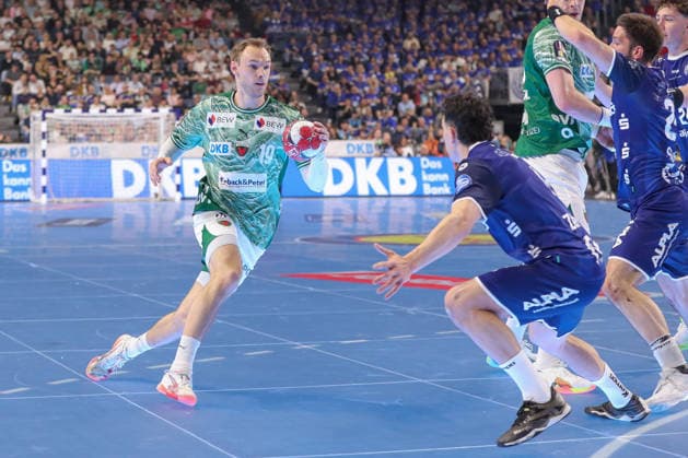 18 04 2026 ,xgox, Handball DHB Pokal 1 2 Final TBV Lemgo Lippe Füchse Berlin emspor, v l Mathias Gidsel Berlin, 19 , Samuel Zehnder Lemgo, 4 duel, duel, fight, tackle Koeln