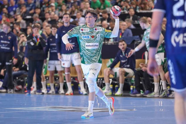 18 04 2026 ,xgox, Handball DHB Pokal 1 2 Final TBV Lemgo Lippe Füchse Berlin emspor, v l Nils Lichtlein Berlin, 17 am Ball, plays the ball Koeln