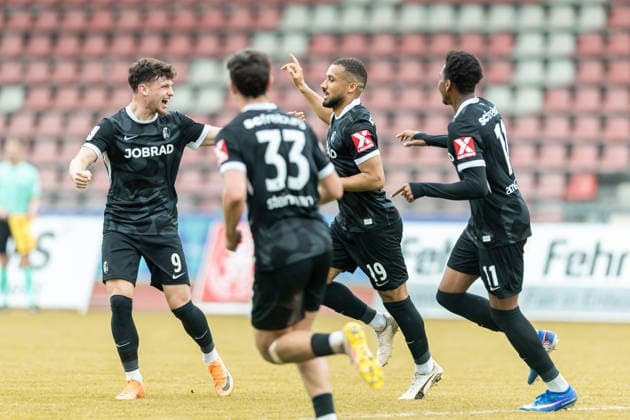 Daniel-Kofi Kyereh (SC Freiburg II) Torjubel, jubelt mit seiner Mannschaft nach dem Treffer zum 2:3 waehrend des spiels der Regionalliga Südwest zwischen KSV Hessen Kassel und SC Freiburg II, Auestadion Kassel am 18. April 2026 in Kassel, Deutschland. (Foto von Mario Hommes DeFodi Images) +++ Daniel-Kofi Kyereh (SC Freiburg II) celebrates after scoring his team s third goal during the South-West Regional League match between KSV Hessen Kassel and SC Freiburg II at Auestadion Kassel on April 18, 2026 in Kassel, Germany. (Photo by Mario Hommes DeFodi Images) (BILD ZEITUNG OUT) DFB regulations prohibit any use of photographs as image sequences and or quasi-video. - *** Daniel Kofi Kyereh SC Freiburg II celebrates after scoring his team s third goal during the South West Regional League match between KSV Hessen Kassel and SC Freiburg II at Auestadion Kassel on April 18, 2026 in Kassel, Germany, Germany Photo by Mario Hommes DeFodi Images Daniel Kofi Kyereh SC Freiburg II celebrates after scoring his team s third goal during the South West Regional League match between KSV Hessen Kassel and SC Freiburg II at Auestadion Kassel on April 18, 2026 in Kassel, Germany Photo by Mario Hommes DeFodi Images BILD ZEITUNG OUT DFB regulations prohibit any use of photographs as image sequences and or quasi video