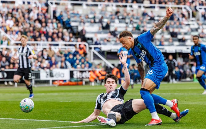 18th April 2026; St James Park, Newcastle, England; Premier League Football, Newcastle United versus Bournemouth; Marcus Tavernier of Bournemouth delivers a cross with Tino Livramento of Newcastle United attempting to block WMxSportsxMedia