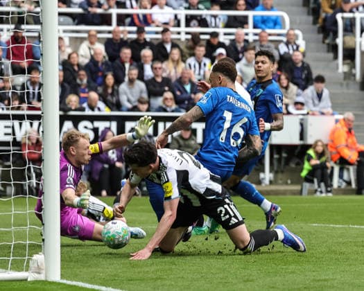 Premier League: Newcastle Untied v Bournemouth Marcus Tavernier of Bournemouth scores to make it 0-1 during the Premier League match Newcastle Untied vs Bournemouth at St. James s Park, Newcastle, United Kingdom on 18 April 2026 (Photo by Mark Cosgrove News Images) Newcastle St. James s Park Tyne and Wear United Kingdom Copyright: xMarkxCosgrove NewsxImagesx