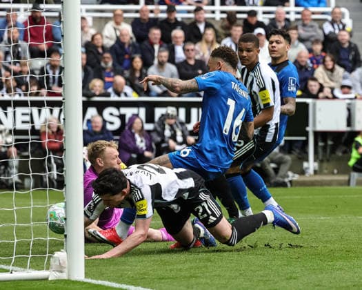 Premier League: Newcastle Untied v Bournemouth Marcus Tavernier of Bournemouth scores to make it 0-1 during the Premier League match Newcastle Untied vs Bournemouth at St. James s Park, Newcastle, United Kingdom on 18 April 2026 (Photo by Mark Cosgrove News Images) Newcastle St. James s Park Tyne and Wear United Kingdom Copyright: xMarkxCosgrove NewsxImagesx
