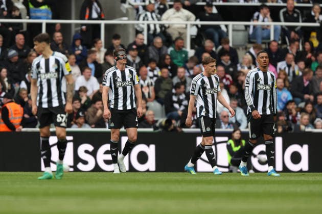 Newcastle Upon Tyne, England, 18th April 2026. Pleyers of Newcastle United react after AFC Bournemouth scored there first goal during the Newcastle United vs AFC Bournemouth Premier League match at St. James Park, Newcastle Upon Tyne. Picture credit should read: Nigel Roddis Sportimage EDITORIAL USE ONLY. No use with unauthorised audio, video, data, fixture lists, club league logos or live services. Online in-match use limited to 120 images, no video emulation. No use in betting, games or single club league player publications. SPI_018_NR_NEWC_BOUR SPI-4699-0018