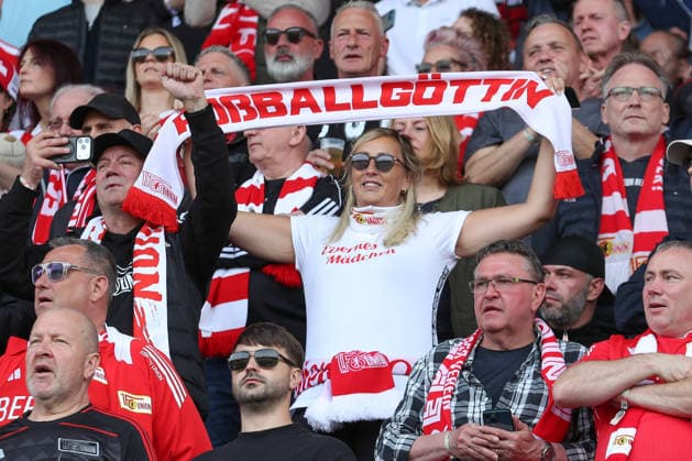 18 04 2026, xtgx, Football 1 Bundesliga, 1 FC Union Berlin VfL Wolfsburg emspor, v l symbol photo, symbol image, symbol fans, spectators, audience, tribute scarf soccer goddess DFL DFB REGULATIONS PROHIBIT ANY USE OF PHOTOGRAPHS as IMAGE SEQUENCES and or QUASI VIDEO Berlin