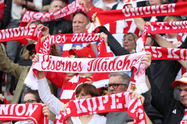 18 04 2026, xtgx, Soccer 1 Bundesliga, 1 FC Union Berlin VfL Wolfsburg emspor, v l symbol photo, symbol image, symbol fans, spectators, audience, tribute scarf iron girl DFL DFB REGULATIONS PROHIBIT ANY USE OF PHOTOGRAPHS as IMAGE SEQUENCES and or QUASI VIDEO Berlin
