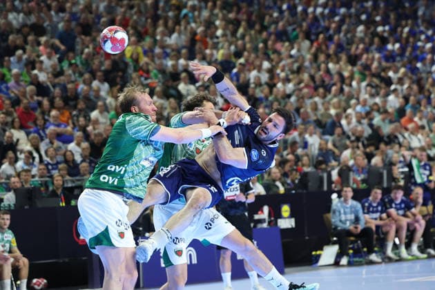 GER, Lanxess Arena Koeln, HBL, LIDL FINAL4, Men, 1 Semifinal TVB Lemgo Lippe vs Fuechse Berlin 18 04 2026, Lanxess Arena , Koeln , GER, Lanxess Arena Koeln, HBL, LIDL FINAL4, Men, 1 Semifinal TVB Lemgo Lippe vs Fuechse Berlin, in the picture Tim Suton TBV Lemgo 23 , in a duel against Max Darj Fuechse Berlin 5 , nordphotoxGmbHx xMeuter nph00351