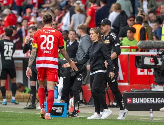 Soccer, Men, Season 2025 2026, 1 Bundesliga 30 Matchday , 1 FC Union Berlin VfL Wolfsburg, f l Christopher Trimmel 1 FC Union , Coach Marie Louise Eta 1 FC Union Berlin , Co Coach Andreas Kerwin 1 FC Union , 18 04 2026, Copyright: xMatthiasxKochx