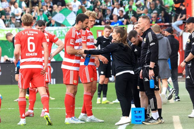 DEU, DFL, 1 FBL, 1 FC Union vs VfL Wolfsburg, 18 04 2026, Stadion Alte Foersterei, Berlin, DEU, DFL, 1 FBL, 1 FC Union vs VfL Wolfsburg, in the picture head coach Marie Louise Eta 1 FC Union Berlin , Rani Khedira 1 FC Union Berlin 8 , Leopold Querfeld 1 FC Union Berlin 14 , Unioner Spielerkreis, Aljoscha Kemlein 1 FC Union Berlin 6 DFL regulations prohibit any use of Photographs as image sequences and or quasi video nordphotoxGmbHx xEngler nph00076