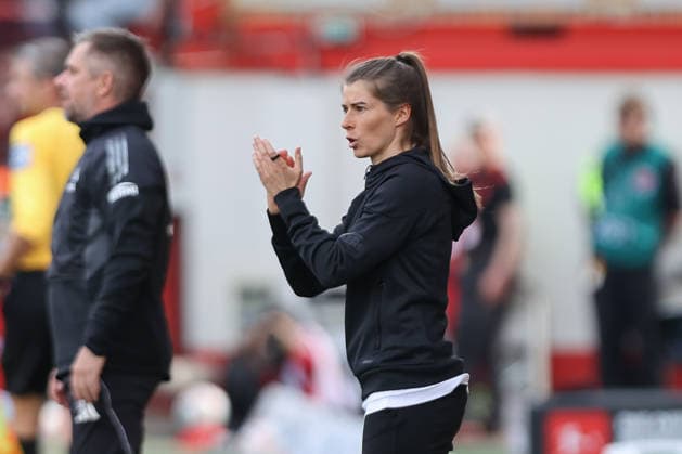 18 04 2026, xtgx, Fussball 1 Bundesliga, 1 FC Union Berlin VfL Wolfsburg emspor, v l Marie Louise Eta Union Berlin, Trainerin gibt Anweisungen, gestikuliert mit den Armen, gesticulate, gives instructions DFL DFB REGULATIONS PROHIBIT ANY USE OF PHOTOGRAPHS as IMAGE SEQUENCES and or QUASI VIDEO Berlin
