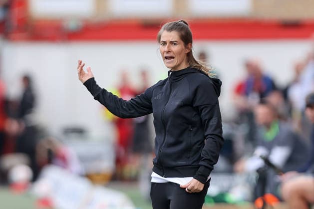 18 04 2026, xtgx, Fussball 1 Bundesliga, 1 FC Union Berlin VfL Wolfsburg emspor, v l Marie Louise Eta Union Berlin, Trainerin gibt Anweisungen, gestikuliert mit den Armen, gesticulate, gives instructions DFL DFB REGULATIONS PROHIBIT ANY USE OF PHOTOGRAPHS as IMAGE SEQUENCES and or QUASI VIDEO Berlin