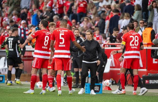 Soccer, Men, Season 2025 2026, 1 Bundesliga 30 Matchday , 1 FC Union Berlin VfL Wolfsburg, v l Rani Khedira 1 FC Union Berlin , Danilho Doekhi 1 FC Union , Coach Marie Louise Eta 1 FC Union Berlin , Christopher Trimmel 1 FC Union , 18 04 2026, Copyright: xMatthiasxKochx