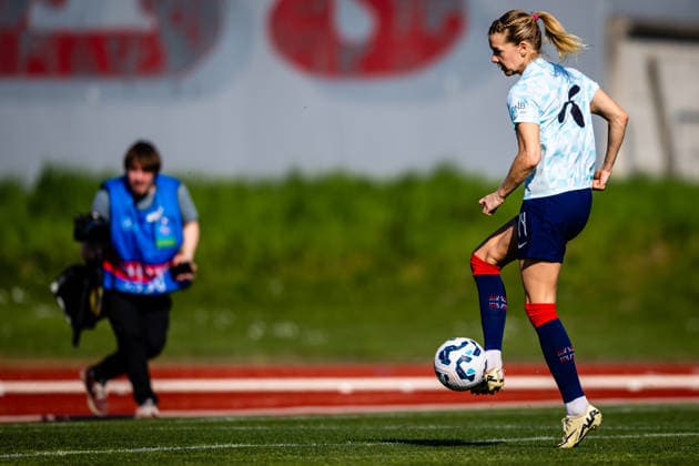 260418 Ada Hegerberg of Norway warms up ahead of the FIFA Women s World Cup Qualifier football match between Slovenia and Norway on April 18, 2026 in Ptuj Photo Marius Simensen BILDBYRAN COP 238 MM0066 bbeng dam fifa world cup qualifiers football fotball fotball landskamp norge norway slovenia slovenien soccer vm kvalik vm kvalifisering kvinner  Copyright: MARIUSxSIMENSEN BB260418BB639