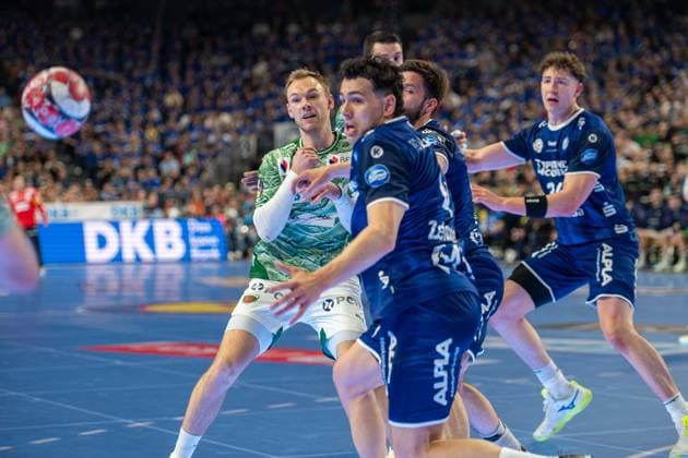 Mathias Gidsel, Back, Fuechse Berlin 19 , Samuel Zehnder, Outside TBV Lemgo Lippe 4 , TBV Lemgo Lippe vs Fuechse Berlin, DHB Pokal Maenner, Herren, 5 Spieltag, Halbfinale, Daikin HBL, Lidl Final 4, 18 04 2026 Köln NRW Germany Copyright: xkolbert-press MartinxWdziecznyx