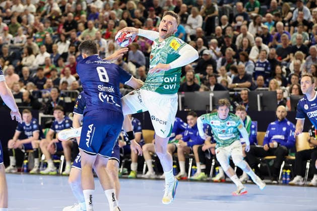18 04 2026 ,xgox, Handball DHB Pokal 1 2 Final TBV Lemgo Lippe Füchse Berlin emspor, v l Frederik Simak Lemgo, 8 , Lasse Andersson Berlin, 11 duel, duel, fight, tackle Koeln