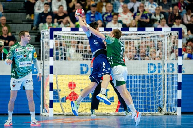 Cologne, 18 04 2026, Handball, Men, Lidl Final4, DHB Cup, Semi-final, TBV Lemgo Lippe Füchse Berlin Max Darj Füchse Berlin, 5 in duel with Hendrik Wagner TBV Lemgo, 28 Cologne Lanxess Arena NRW Germany