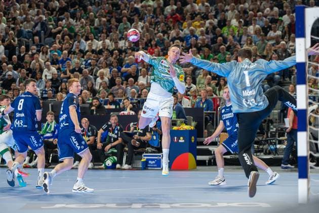 Nils Lichtlein, Back, Fuechse Berlin 17 , Constantin Moestl, Goalkeeper TBV Lemgo Lippe 1 , TBV Lemgo Lippe vs Fuechse Berlin, DHB Pokal Maenner, Herren, 5 Spieltag, Halbfinale, Daikin HBL, Lidl Final 4, 18 04 2026 Köln NRW Germany Copyright: xkolbert-press MartinxWdziecznyx