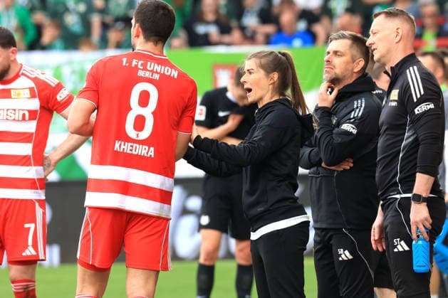 DEU, DFL, 1 FBL, 1 FC Union vs VfL Wolfsburg, 18 04 2026, Stadion Alte Foersterei, Berlin, DEU, DFL, 1 FBL, 1 FC Union vs VfL Wolfsburg, in the picture head coach Marie Louise Eta 1 FC Union Berlin , Rani Khedira 1 FC Union Berlin 8 DFL regulations prohibit any use of Photographs as image sequences and or quasi video nordphotoxGmbHx xEngler nph00076