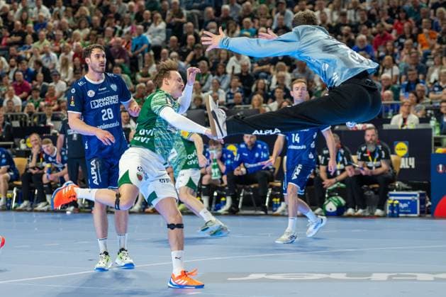 Tobias Grondahl, Back, Fuechse Berlin 15 , Constantin Moestl, Goalkeeper TBV Lemgo Lippe 1 , TBV Lemgo Lippe vs Fuechse Berlin, DHB Pokal Maenner, Herren, 5 Spieltag, Halbfinale, Daikin HBL, Lidl Final 4, 18 04 2026 Köln NRW Germany Copyright: xkolbert-press MartinxWdziecznyx