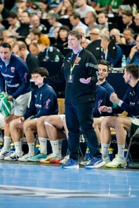 Cologne, 18 04 2026, Handball, Men, Lidl Final4, DHB Cup, Semi-final, TBV Lemgo Lippe Füchse Berlin Nicolej Krickau Coach Füchse Berlin dissatisfied on the players bench Cologne Lanxess Arena NRW Germany