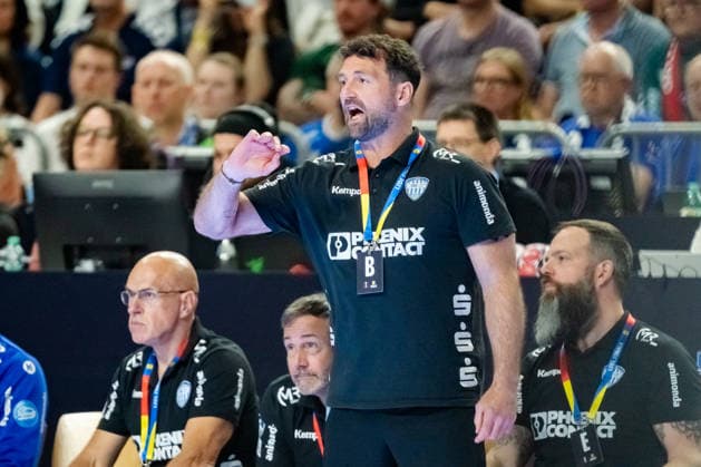 Cologne, 18 04 2026, Handball, Men, Lidl Final4, DHB Cup, Semi-final, TBV Lemgo Lippe Füchse Berlin Florian Kehrmann Coach TBV Lemgo calls instructions in Cologne Lanxess Arena NRW Germany